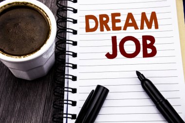 Hayalimdeki iş gösterilen metin yazma. Ahşap ahşap arka plan defter kitap bir not kağıdına yazılı kariyer hakkında rüya için iş kavramı. Kahve ve siyah marker ile.