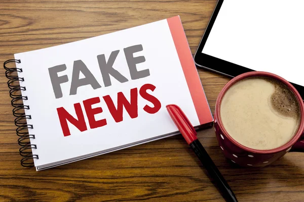 Testo di annuncio calligrafico che mostra notizie false. Business concept per il giornalismo bufala Scritto su blocco note su sfondo in legno con vista ufficio spazio con pennarello — Foto Stock