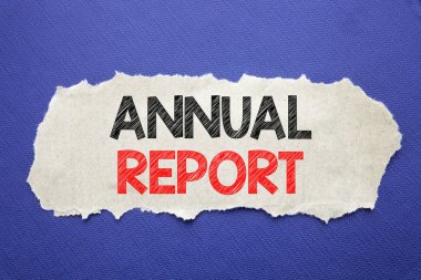 El yazısı duyuru metni yıllık rapor gösterme. Siyah arka plan boşluk ile Not kağıt üzerinde yazılı performans analiz için iş kavramı.