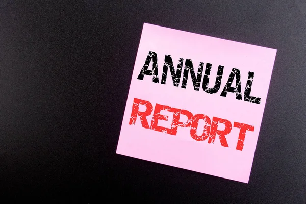 Wort, das Schreiben von Jahresbericht. Geschäftskonzept zur Leistungsanalyse auf Haftnotiz geschrieben, schwarzer Hintergrund mit Kopierraum — Stockfoto