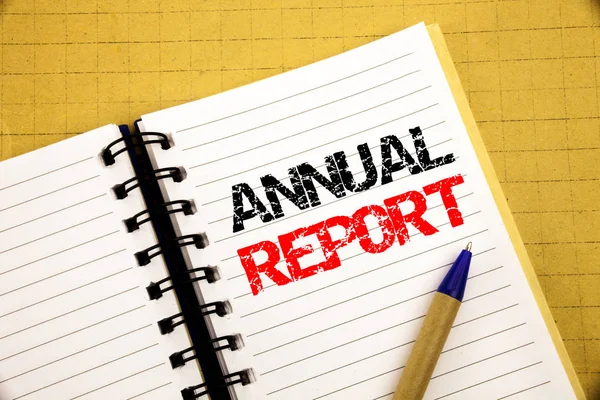 Jahresbericht. Geschäftskonzept zur Leistungsanalyse, geschrieben auf Notizblock mit Kopierplatz auf altem Holzhintergrund mit Stift-Marker — Stockfoto