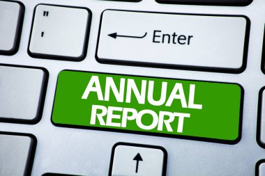 El yazısı duyuru metni yıllık rapor gösterme. İş kavramı mavi tuş klavye arka plan üzerinde yazılı performans analizi için.