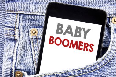 Bebek Boomers gösterilen metin yazma. İş kavramı demografik erkekler cebinde cep telefonu telefon smartphone cep telefonu ile yazılı üretimi için.