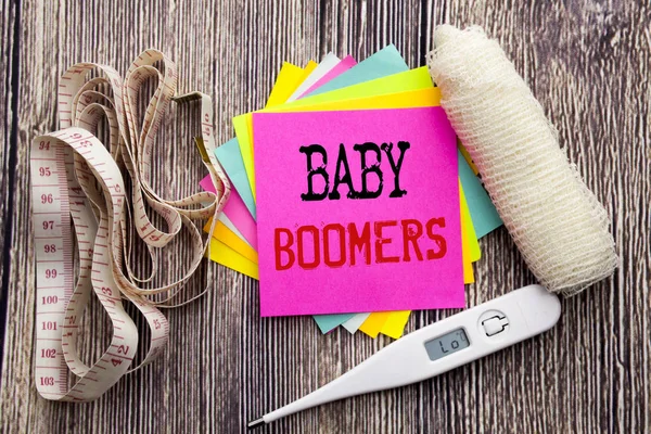 Почерк Текст объявления Baby Boomers. Концепция здоровья бизнес-фитнеса для демографического поколения письменные липкие записки пустой бумажный фон с повязкой и термометром — стоковое фото