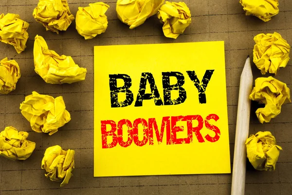 Texto de escritura que muestra Baby Boomers. Concepto de negocio para la generación demográfica escrito en papel de nota adhesiva en el fondo vintage. Papeles amarillos plegados en el fondo — Foto de Stock