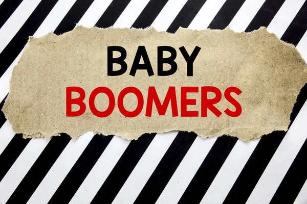 Texto manuscrito mostrando Baby Boomers. Escritura de conceptos de negocio para la generación demográfica Escrito en papel de nota, fondo negro con espacio . — Foto de Stock