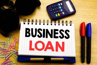 Kavramsal el işletme kredisi gösterilen metin resim yazısı yazma. İş kavramı Finans ilgili ofis ahşap arka plan dizüstü kahve ile defter kitap yazıldı kredi borç verme için