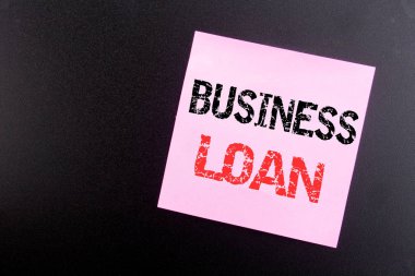 Word, işletme kredisi yazma. İş kavramı Finans yapışkan not, kopya alanı ile siyah arka plan üzerinde yazılı kredi borç verme için