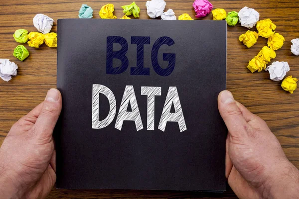 Parola, scrivere Big Data. Business concept per Digital Business Analysis scritto su taccuino taccuino libro sul fondo in legno con uomo d'affari mano e dito . — Foto Stock