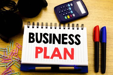 Kavramsal el iş planı gösterilen metin resim yazısı yazma. Görev veya defter kitap dizüstü kahve ofis ahşap zemin üzerine yazılı vizyon iş kavramı