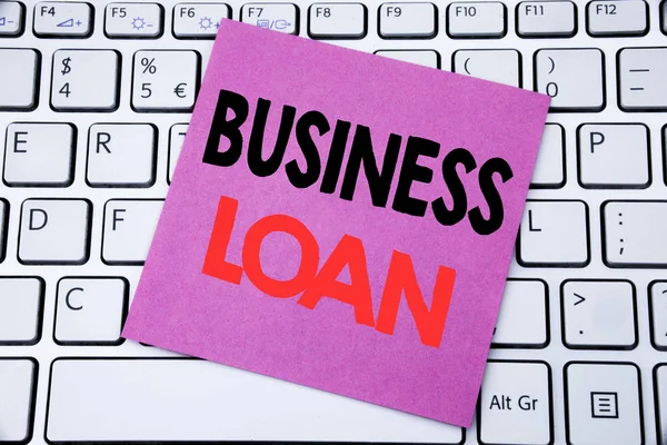 Testo di annuncio calligrafico che mostra Business Loan. Business concept for Lending Finance Credito scritto su carta appiccicosa sullo sfondo della tastiera bianca . — Foto Stock