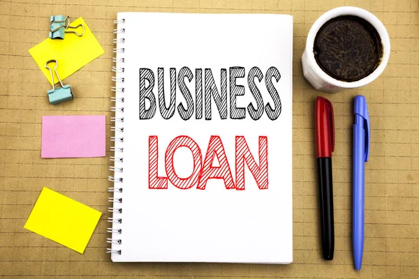 Parola, scrivendo Business Loan. Business concept for Lending Finance Credit Scritto su blocco note sfondo carta con vista ufficio spazio con pennarello caffè — Foto Stock