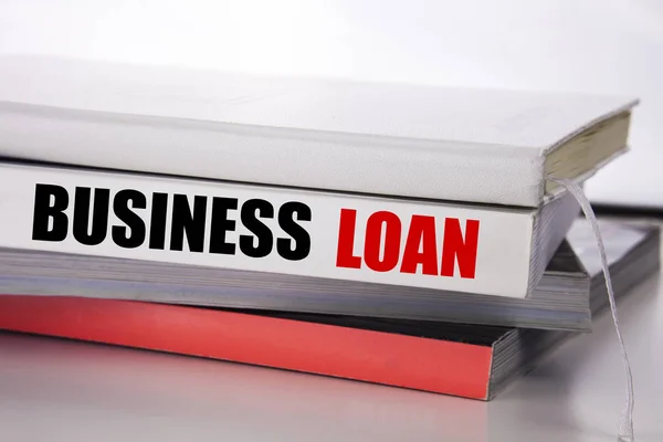 Wpisywanie tekstu Wyświetlono Business Loan. Koncepcja biznesowa dla pożyczek finanse kredyt napisane na książka na białym tle. — Zdjęcie stockowe