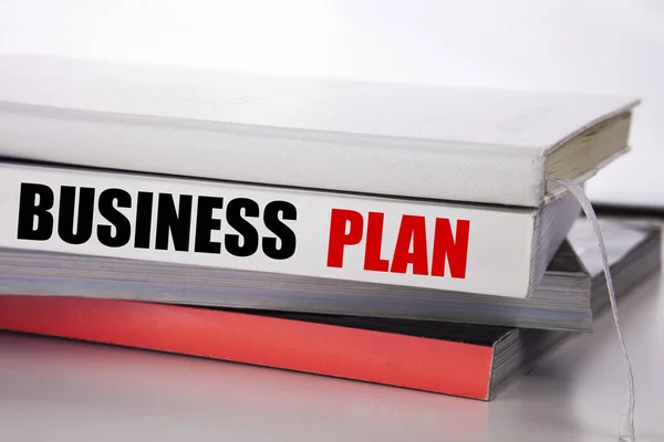 Escrever texto mostrando o Plano de Negócios. Conceito de negócio para Missão ou Visão escrito no livro sobre o fundo branco . — Fotografia de Stock