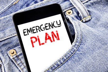 Acil durum planı gösteren el yazısı duyuru metin. İş kavramı koruma felaket yazılı telefon cep telefonu, cep telefonu için adam açık kot cebine yerleştirilen.