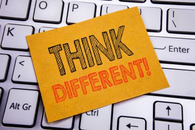 Kavramsal el düşünüyorum farklı gösterilen metin resim yazısı ilham yazma. İş kavramı dışında kutusu beyaz klavye arka plan üzerinde yapışkan not kağıt üzerinde yazılı yaratıcı için.