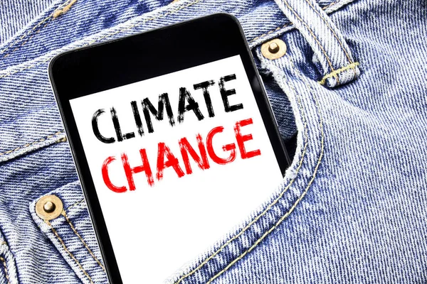 显示气候变化的手写公告文本。全球变暖的商业理念写手机手机, 手机放在男士前牛仔裤口袋里. — 图库照片