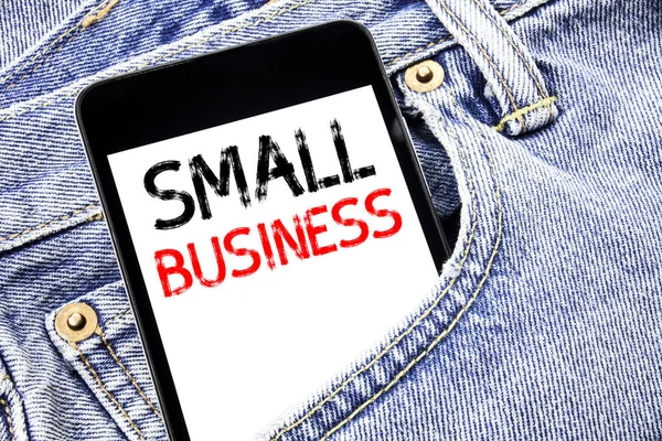 Escrita à mão Texto de anúncio mostrando Pequenas Empresas. Conceito de negócio para Estratégia de Gestão Escrito telefone celular, celular colocado no bolso homem jeans frente . — Fotografia de Stock