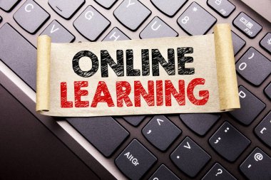 Online öğrenme gösterilen metin resim yazısı ilham yazma el. İş kavramı koyu klavye arka plan üzerinde yapışkan not kağıt üzerinde yazılı E-öğrenme eğitim için.