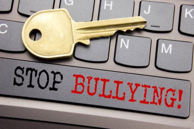 El yazma durdurmak zorbalık gösterilen metin resim yazısı ilham. Önleme sorun üzerinde klavye tuşu üzerinde yazılı kabadayı için iş kavramı ile anahtar metnin yanına.