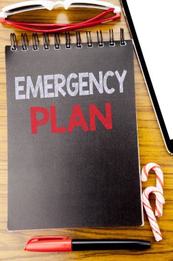 Word, acil durum planı yazma. İş kavramı koruma felaket yazılı için defter kitap, yapışkan güneş gözlüğü ve kırmızı kalem ile ahşap arka plan üzerinde