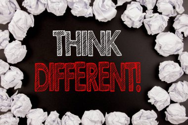 Farklı düşünüyorum gösterilen metin yazma. İş kavramı dışında kutusu kopya alanı katlanmış kağıt topları ile eski arka plan üzerinde siyah arka plan üzerine yazılan yaratıcı için