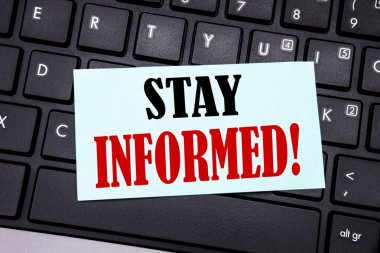 Word, kalmak bilgili yazma. İş kavramı olmak bilinci veya yapışkan not kağıdına siyah klavye arka plan üzerinde yazılı uyanık için.