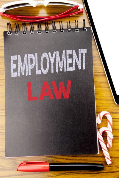 Ord, skriva arbetsrätt. Affärsidé för anställd Legal rättvisa skrivet på anteckningsboken bok, trä bakgrund med klibbig solglasögon och röd penna — Stockfoto