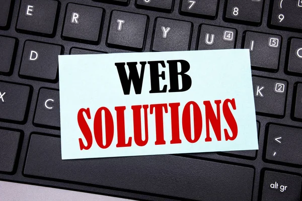 Wort, schreiben Web-Lösungen. Businesskonzept für Internet-Design-Plan auf Klebepapier auf schwarzem Tastatur-Hintergrund geschrieben. — Stockfoto