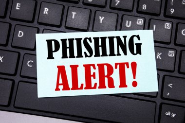 Word, phishing uyarı yazma. Dolandırıcılık uyarı yapışkan not kağıdına siyah klavye arka plan üzerinde yazılı tehlike için iş kavramı.