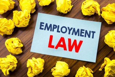 Kavramsal el iş hukuku gösterilen metin ilham yazma. İş kavramı için çalışan yasal adalet ahşap arka plan üzerinde yapışkan not kağıdına katlanmış sarı kağıt üzerinde yazılı