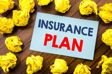 Kavramsal el sigorta planı gösterilen metin ilham yazma. Sağlık yaşam ahşap arka plan üzerinde yapışkan not kağıdına katlanmış sarı kağıt üzerinde yazılı sigortalı için iş kavramı