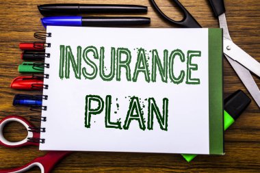 Kavramsal el metin sigorta planı yazma. Sağlık hayat sigortalının yazılı üstünde defter, kalem gibi Ofis donanımı ile ahşap arka plan için konsepti renkli marker makas  