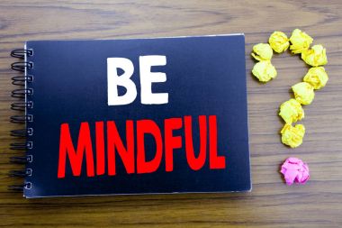 Var olmak dikkatli gösteren el yazısı metin. Yazmak için Mindfulness sağlıklı ruh yazılı not defteri Not kağıt üzerinde sonuna soru işareti ile office görünümde ahşap arka plan iş kavramı.