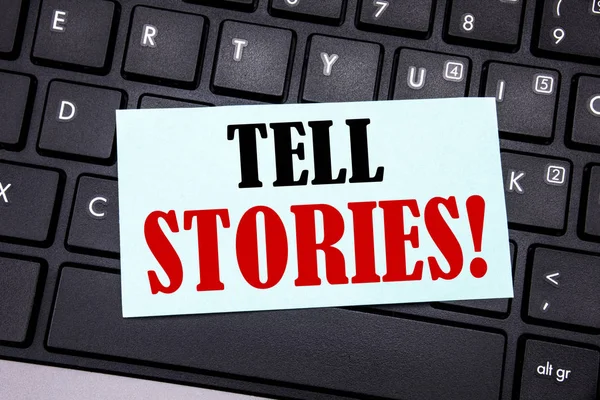 Word, berätta historier. Affärsidé för Storytelling berättar historien på fästis papper på svart tangentbord bakgrunden. — Stockfoto