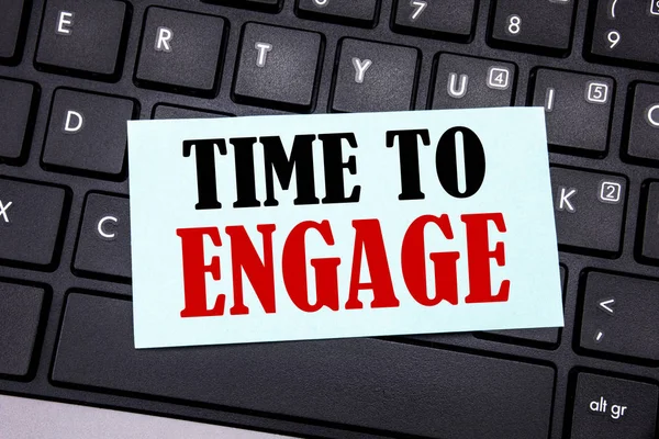 Parola, scrivere "Time To Engage". Business concept for Engagement Coinvolgimento scritto su carta appiccicosa sullo sfondo della tastiera nera . — Foto Stock