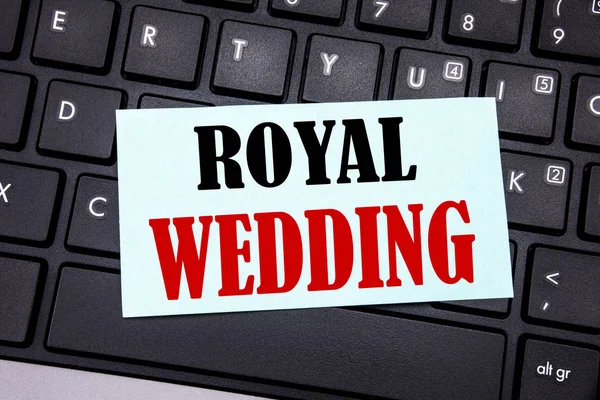 Palabra, escribiendo Boda Real. Concepto de negocio para British England Wedding escrito en papel adhesivo sobre el fondo del teclado negro . —  Fotos de Stock