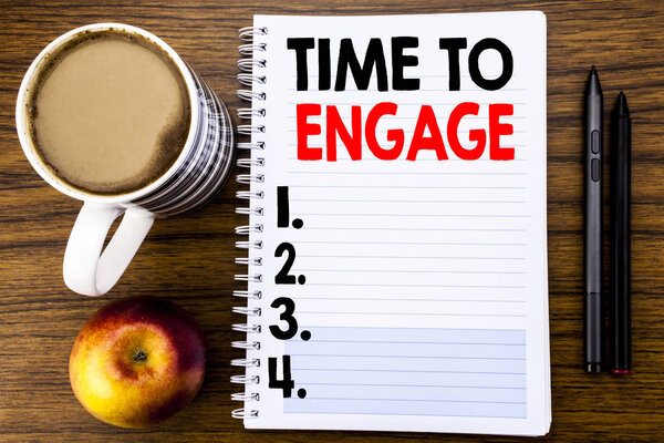 Ручной текст, показывающий время для включения. Бизнес-концепция для вовлечения в процесс написана на блокнотной бумаге на фоне структуры дерева
.