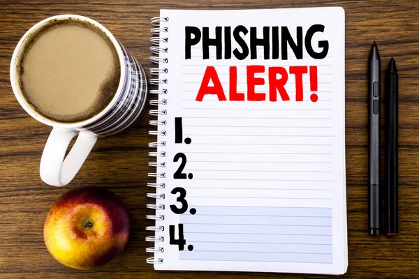 Phishing uyarı gösteren el yazısı metin. Dolandırıcılık uyarı not defteri bir not kağıdına Ahşap yapı arka plan arka plan üzerinde yazılı tehlike için iş kavramı. — Stok fotoğraf
