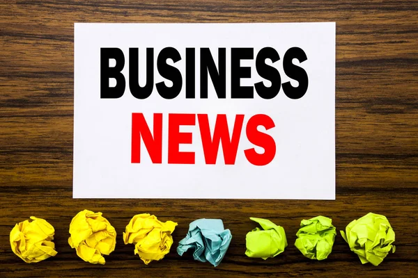 Ruční psaní textu titulku inspirace ukazující Business News. Koncept pro moderní Online News napsal na lístek s poznámkou, s lepící, jeden složený papír sám rozdíl nebo spolupráce — Stock fotografie