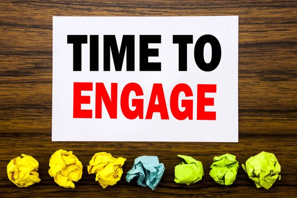 Hand writing text caption inspiration showing Time To Engage. Concept for Engagement Involvement Written on sticky note , with sticky, one folded paper alone for difference or collaboration — Stock Photo, Image