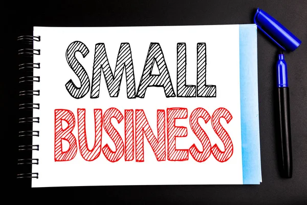 Odręczne notatki, Wyświetlono Small Business. Koncepcja biznesowa pisania strategii zarządzania napisany na papierze Uwaga Notatnik, czarne tło z miejsca pakietu office Zobacz z markerem ołówek — Zdjęcie stockowe