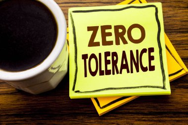 Sıfır tolerans gösteren el yazısı metin. İlke için yapışkan not kağıdına kahve fincanı ile ahşap ahşap arka plan üzerinde yazılı ceza için iş kavramı