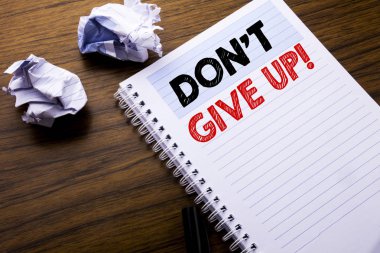 Don t Give Up gösterilen metin yazma. İş kavramı motivasyon tayini, defter not defteri bir not kağıdına katlanmış kağıt anlam düşünce fikir için ile ahşap arka plan üzerinde yazılı için
