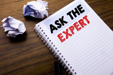 Uzman sormak gösterilen metin yazma. İş kavramı tavsiye yardımcı defter not defteri bir not kağıdına katlanmış kağıt anlam düşünce fikir için ile ahşap arka plan üzerinde yazılı soru için