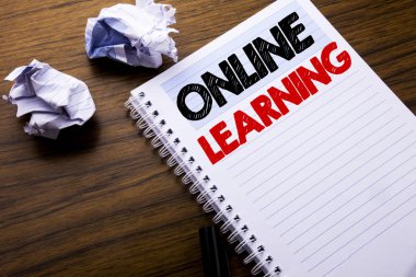 Online öğrenme gösterilen metin yazma. İş kavramı defter not defteri bir not kağıdına katlanmış kağıt anlam düşünce fikir için ile ahşap arka plan üzerinde yazılı E-öğrenme eğitim için