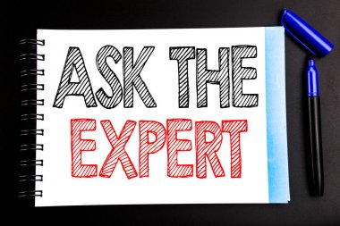 Uzman sormak gösteren el yazısı metin. İş kavramı tavsiye yardım soru yazılı not defteri Not kağıt üzerinde siyah arka plan ile alan office profili için kalem marker ile yazma