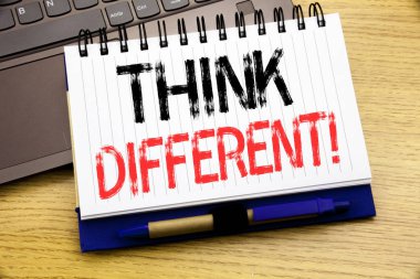 Word, farklı düşünmek yazma. İş kavramı dışında kutusu ilgili defter kitap dizüstü bilgisayar ile Office ahşap arka planda yazılı yaratıcı için