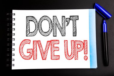 Don t Give Up gösteren el yazısı metin. İş kavramı motivasyon belirlenmesi, not defteri Not kağıt üzerinde yazılı, siyah arka plan boşluk office profili ile kalem marker ile yazma