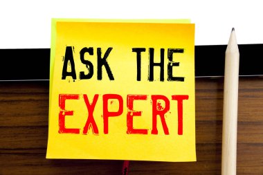 El yazma metin ilham Ask uzman alt yazı. İş kavramı tavsiye yardım yapışkan not kağıdına ahşap ve tablet arka plan üzerinde yazılı soru için.